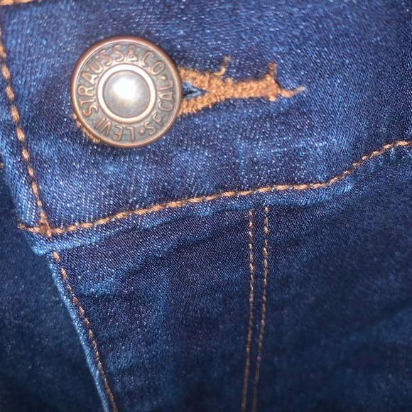 Levi’s Woman’s Slimming Skinny Jeans - Picture 3 of 6